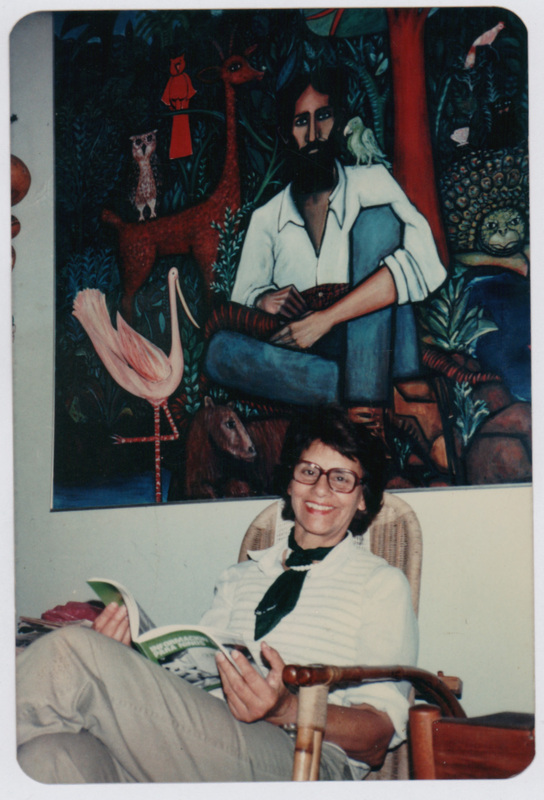 Gladys Castelvecchi en su casa, junto al cuadro realizado por su hijo, Martín Arregui