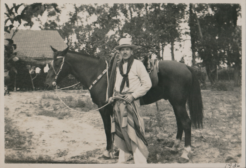 Fernán Silva Valdés con atuendo gaucho, 1936