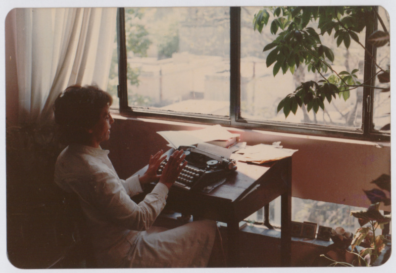 La escritora en su casa del barrio Parque Rodó, noviembre de 1983