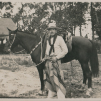 Fernán Silva Valdés con atuendo gaucho, 1936.jpg