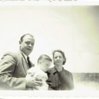 [Julio C. da Rosa con su madre y su primer hijo en brazos]