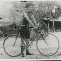 Quiroga hacia 1893. Esta foto testimonia su juvenil pasión por el ciclismo.jpg