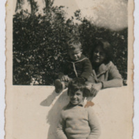Martín y Alejandro junto a su madre