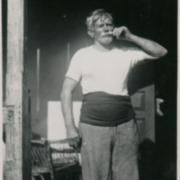 Pablo Vandendorp (Van-Houten) en el frente de su casa. San Ignacio, Misiones