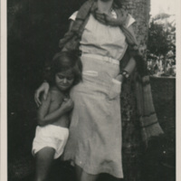 María Elena Bravo con su hija, 1932