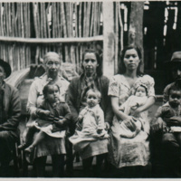 Familia de Isidoro Escalera en su casa. San Ignacio, Misiones