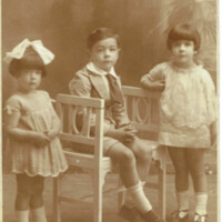 [Julio C. da Rosa con sus hermanas Lila (izq) y Lydée Amelia (der)]