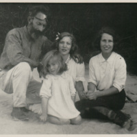 Junto a María Elena Bravo, Eglé y Pitoca, 1932